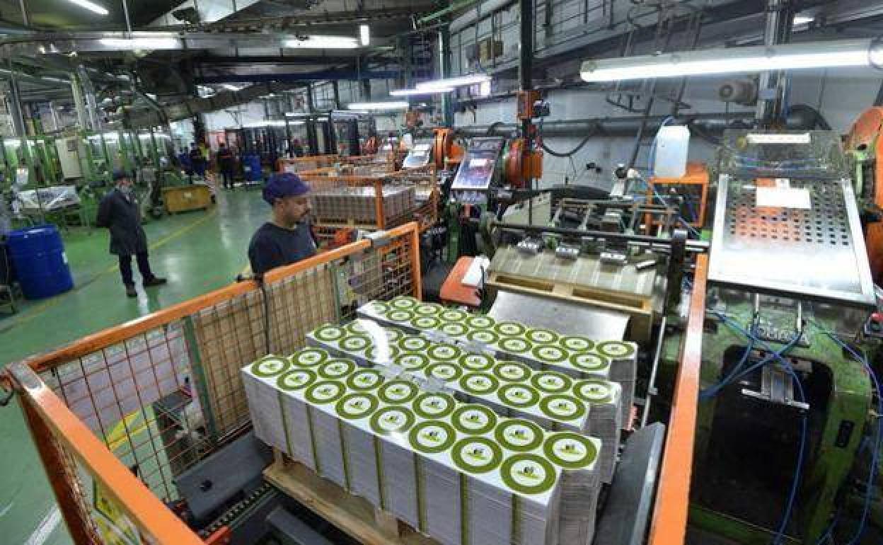 Trabajadores de una industria en Molina de Segura, en una imagen de archivo.