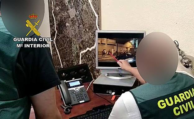 Agentes de la Guardia Civil investigan los hechos ocurridos. 