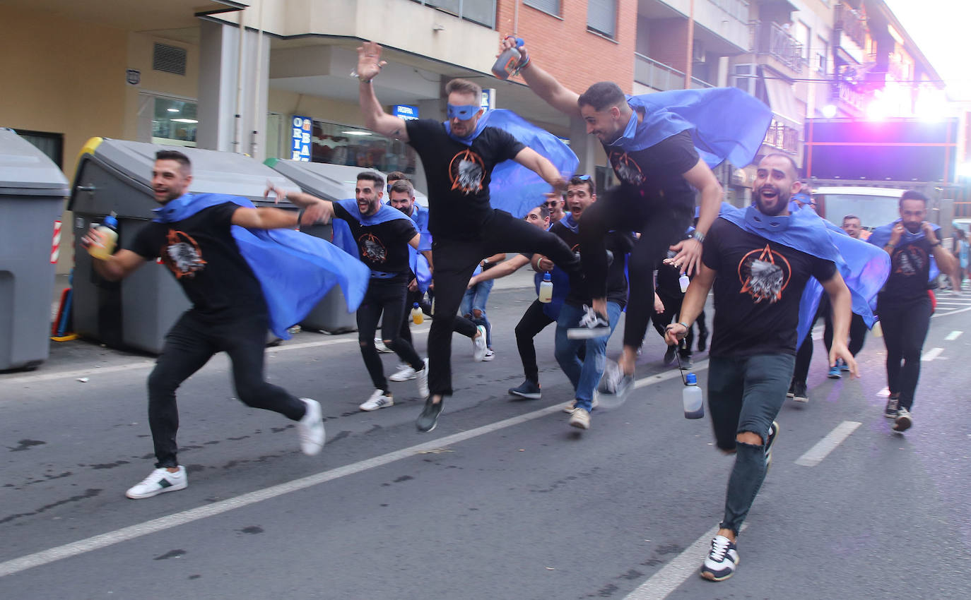 Fotos: Los superhéroes toman Cabezo de Torres en el Medio Año Carnavalero