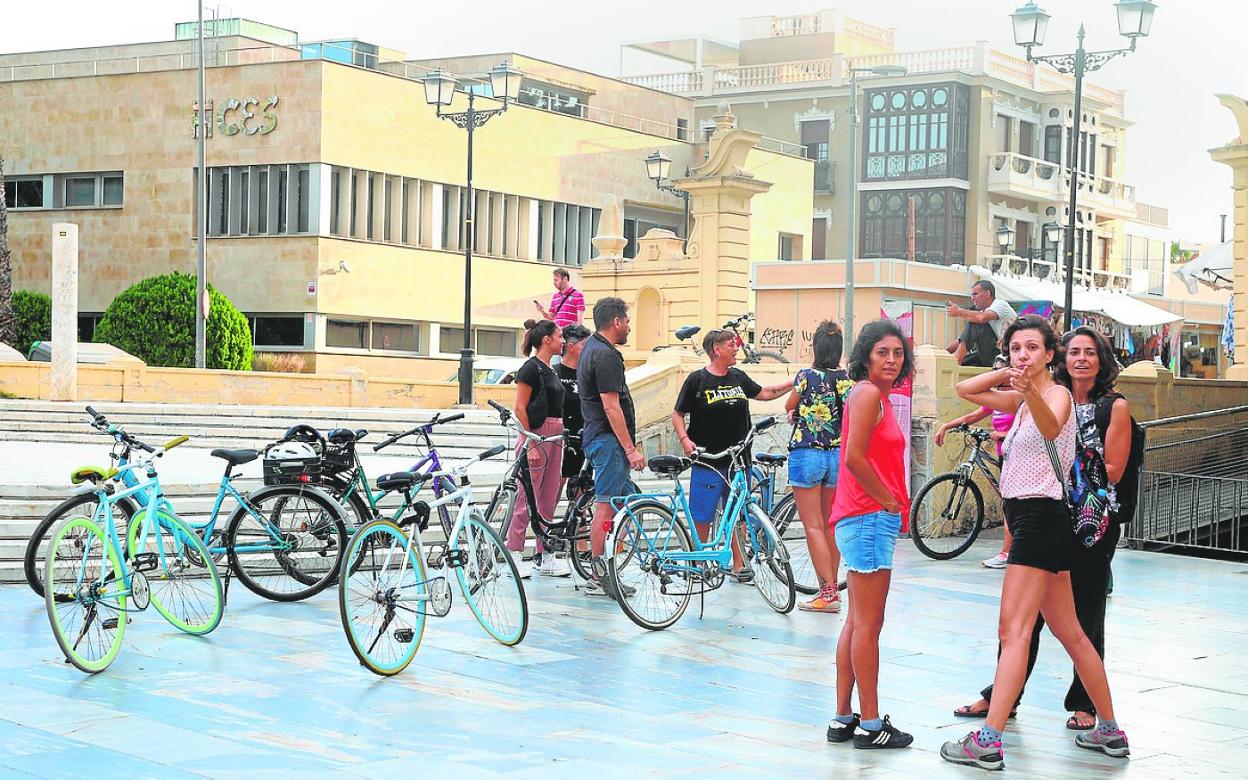 Primeras asistentes a la movilización, ayer en bicicleta, convocada por Las Bastardas en Murcia. 