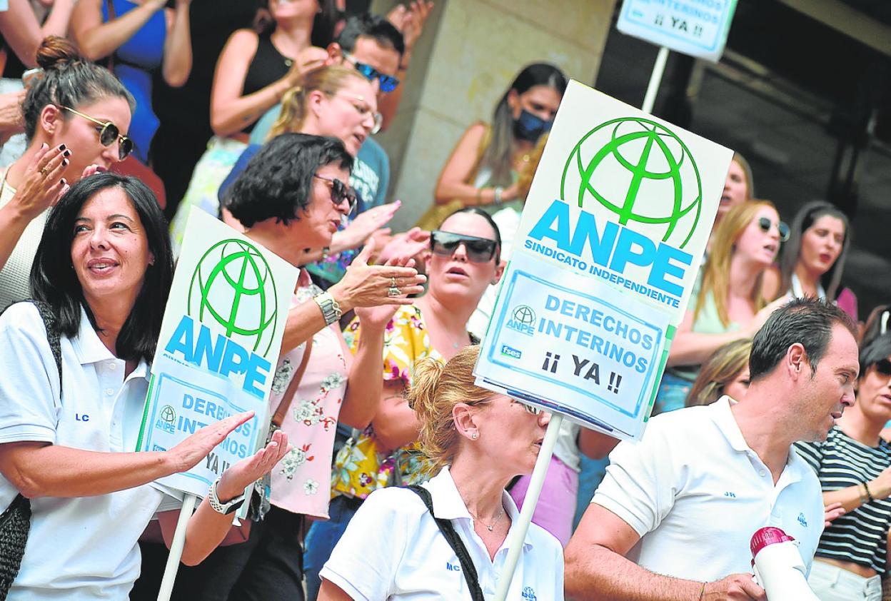 Participantes en la concentración de Anpe, ayer, ante la puerta de la Consejería de Educación. 