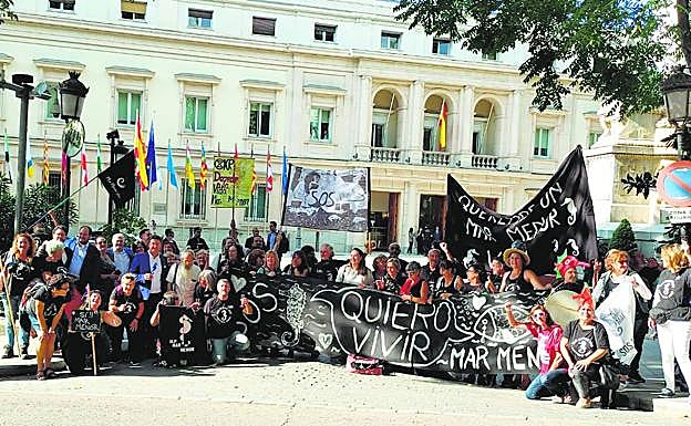 Impulsores y simpatizantes de la ILP celebran su aprobación a las puertas del Senado (21 de septiembre de 2022).