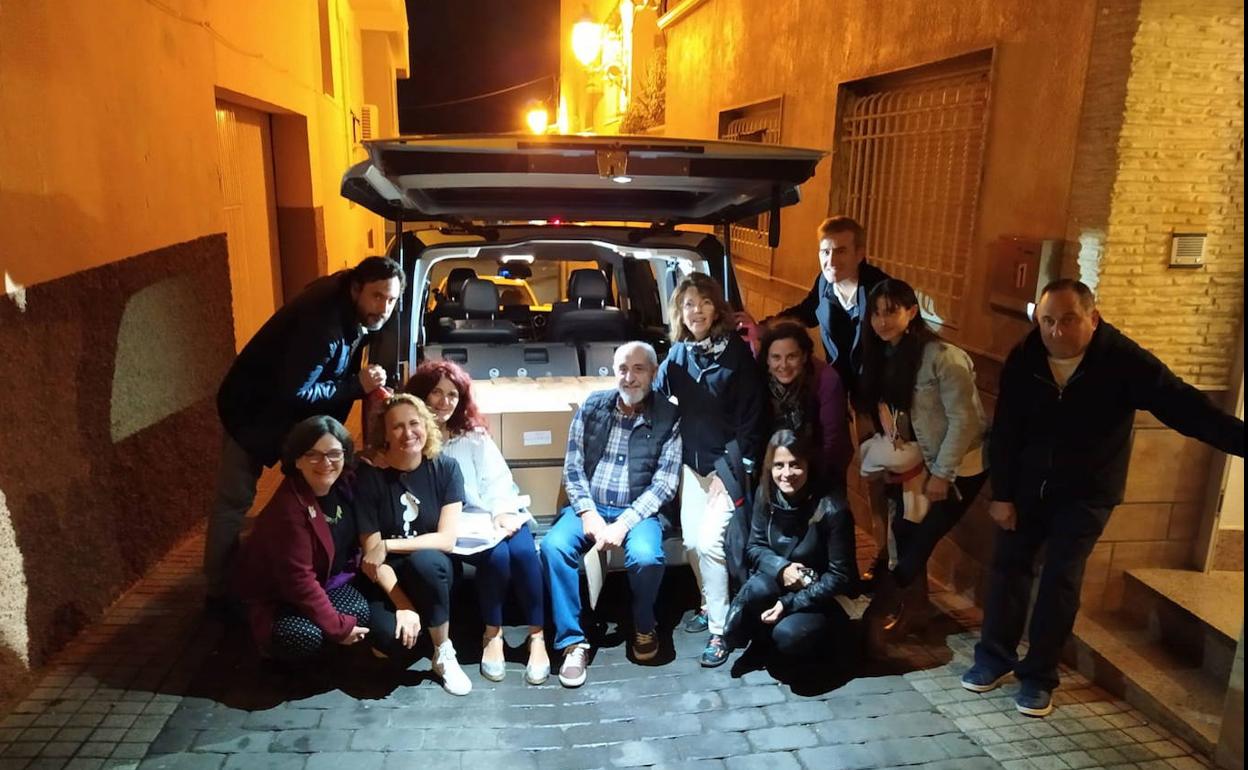 Los promotores de la ILP, con las 639.826 firmas metidas en cajas en una furgoneta, antes de salir hacia Madrid desde Ribera de Molina para entregar los apoyos en la Junta Electoral Central (27 de octubre de 2021).