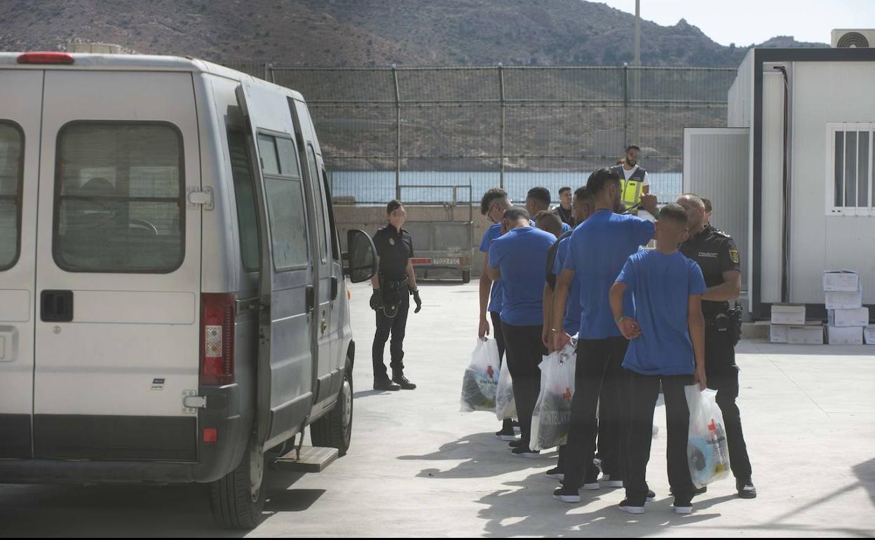 Llegada al CATE este sábado de los inmigrantes interceptados en una de las pateras. 