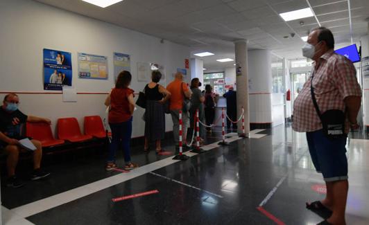 Pacientes haciendo cola en el centro de salud Infante de Murcia, este jueves..