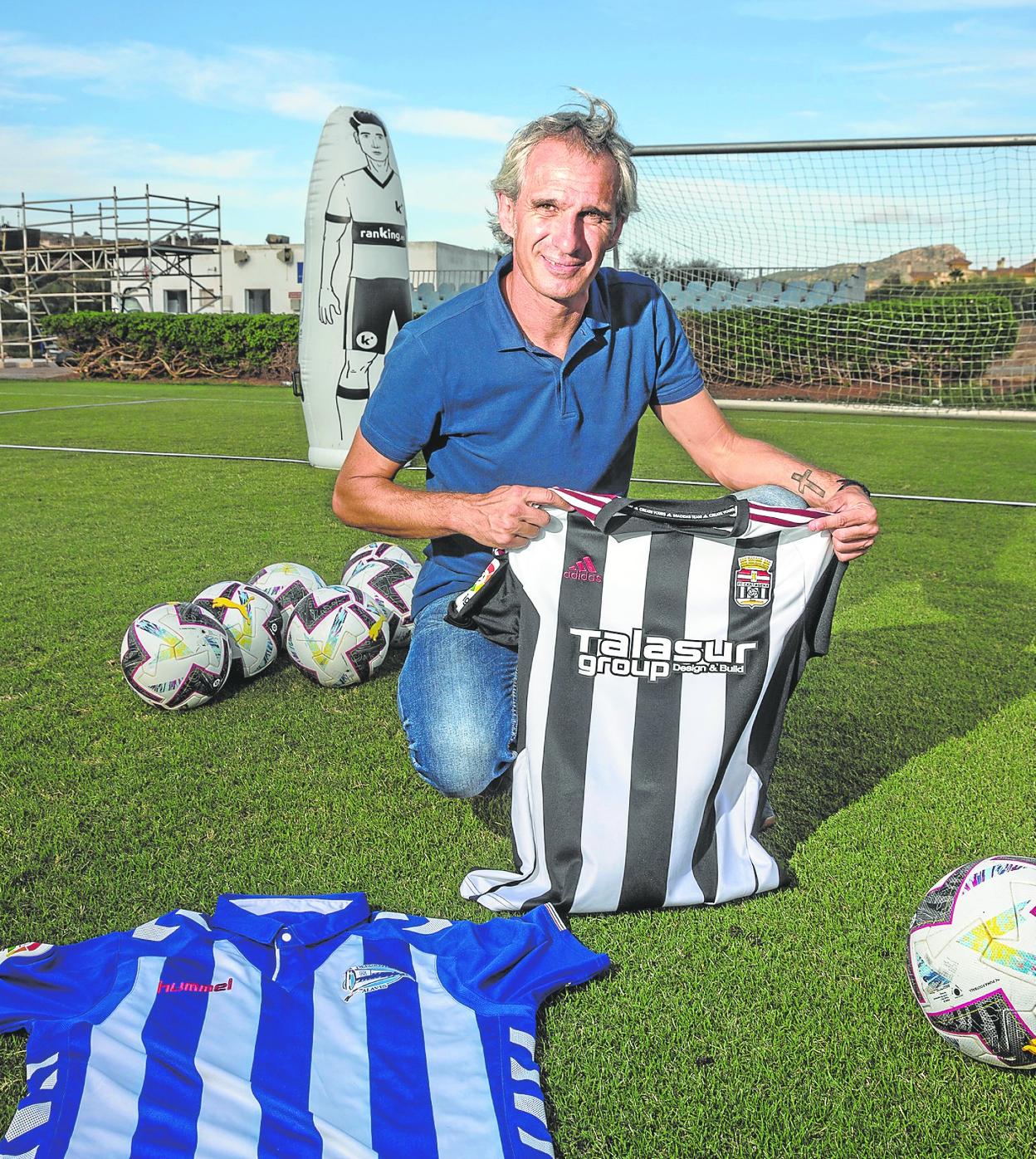 Sívori posa para LA VERDAD en la ciudad deportiva de La Manga Club, esta semana, con las camisetas del Efesé y del Alavés. 