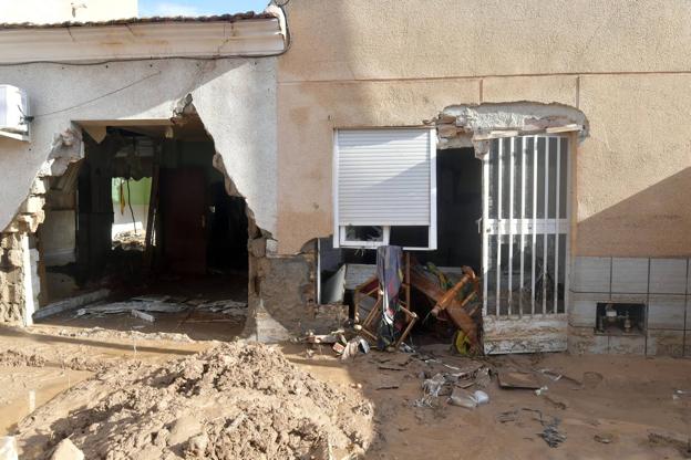 Estado en que quedó la casa del fallecido después de que el agua de la rambla, situada al otro lado, la atravesara y arrastrara 300 metros a la víctima.