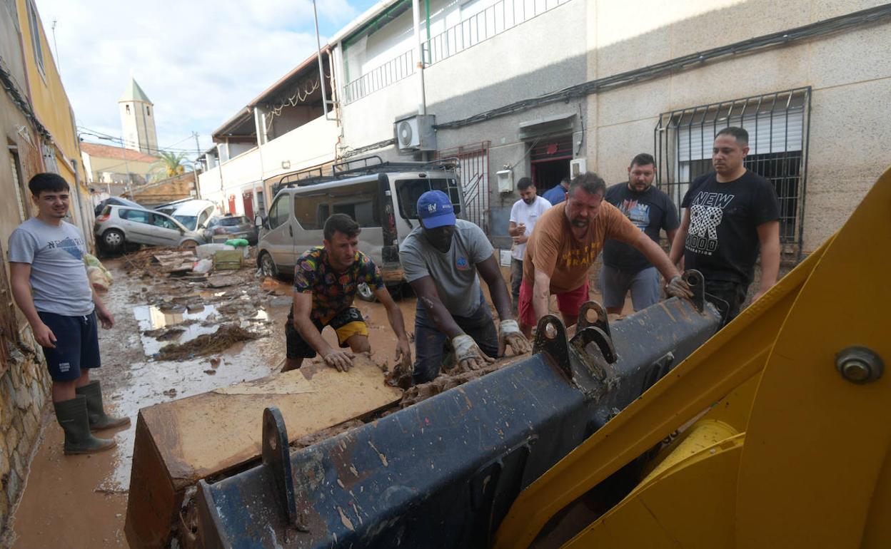 Vecinos limpian los destrozos producidos por las fuertes lluvias.