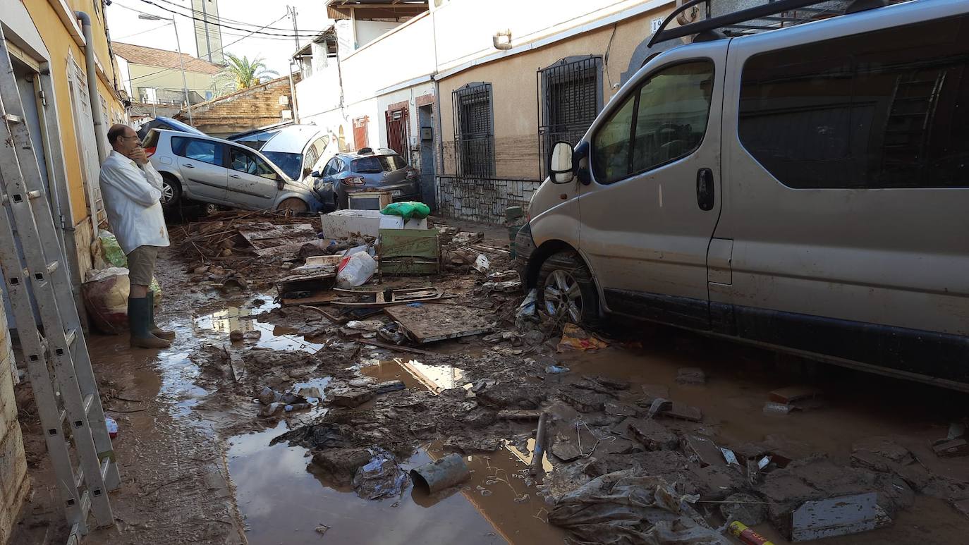 Un hombre observa cómo ha quedado su calle en Javalí Viejo tras las fuertes lluvias registradas. 