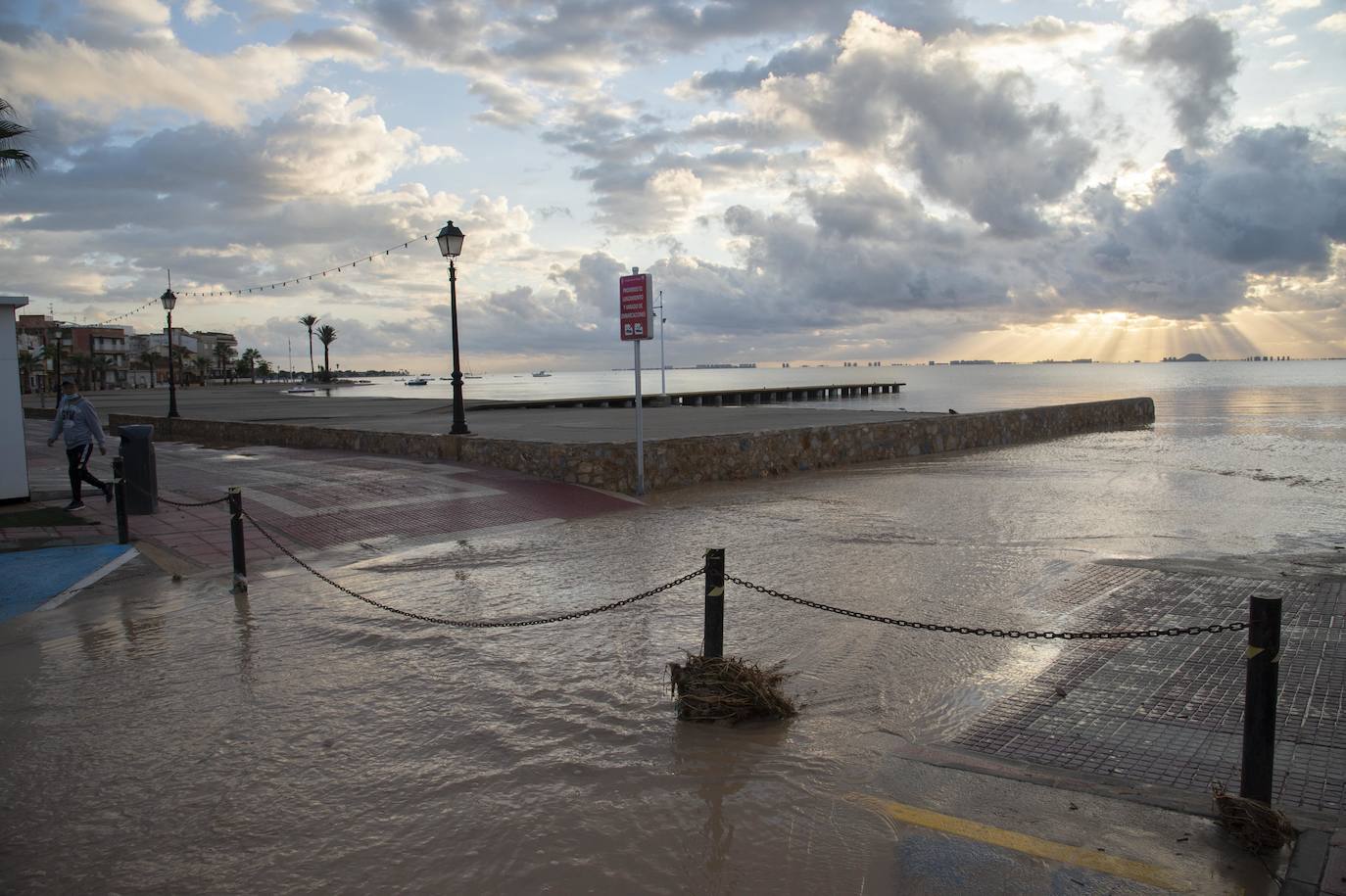 Fotos: El aviso rojo por lluvias deja en Los Alcázares 130 litros acumulados, en imágenes