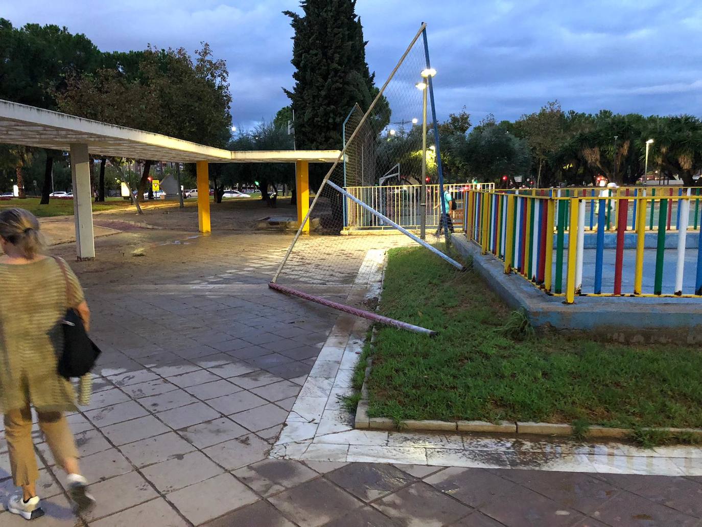 Las fuertes precipitaciones provocan la caída del vallado de una de las pistas deportivas de la avenida Juan Carlos I con la avenida de Abenarabi. 