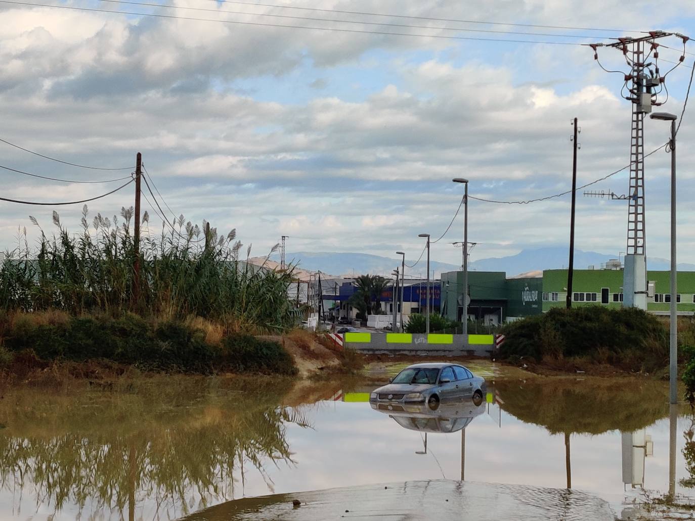 Las fuertes lluvias han provocado inundaciones en zonas de huerta de Murcia. 