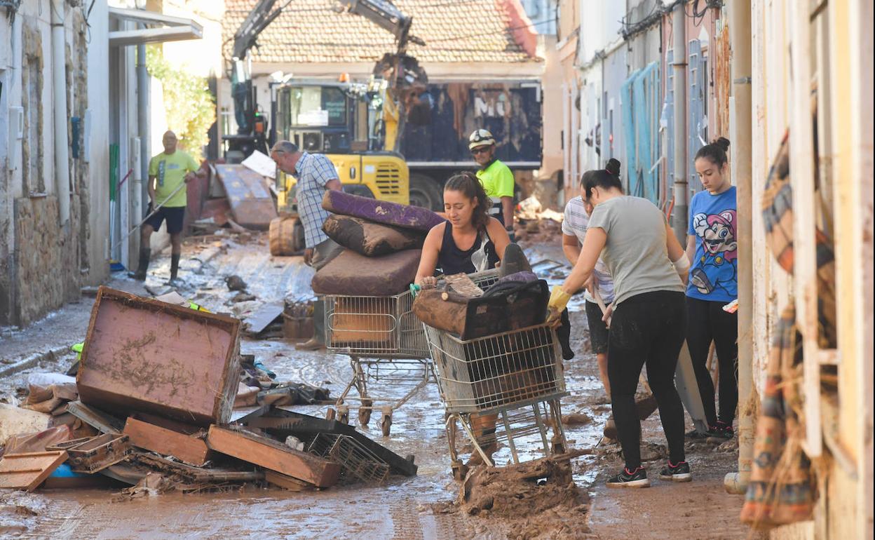 Vecinos de Javalí Viejo retiran enseres de sus casas tras las inundaciones. 