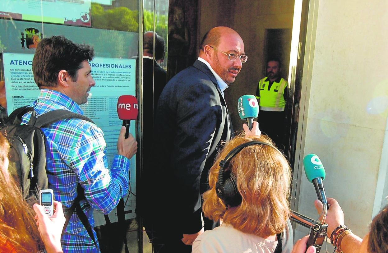 Los profesionales de los medios de comunicación tratan de obtener una declaración del expresidente a su llegada al Palacio de Justicia. 