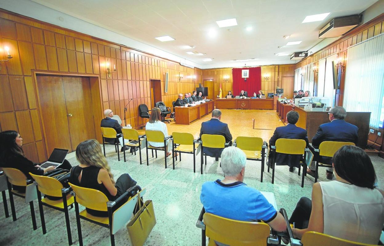 Los cuatro acusados durante la primera sesión celebrada ayer ante la Audiencia. 