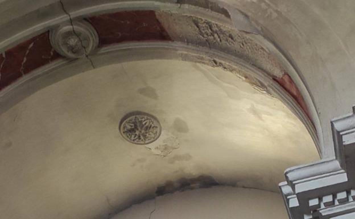Detalle de los desperfectos y grietas del interior del eremitorio de la Luz, en Murcia.