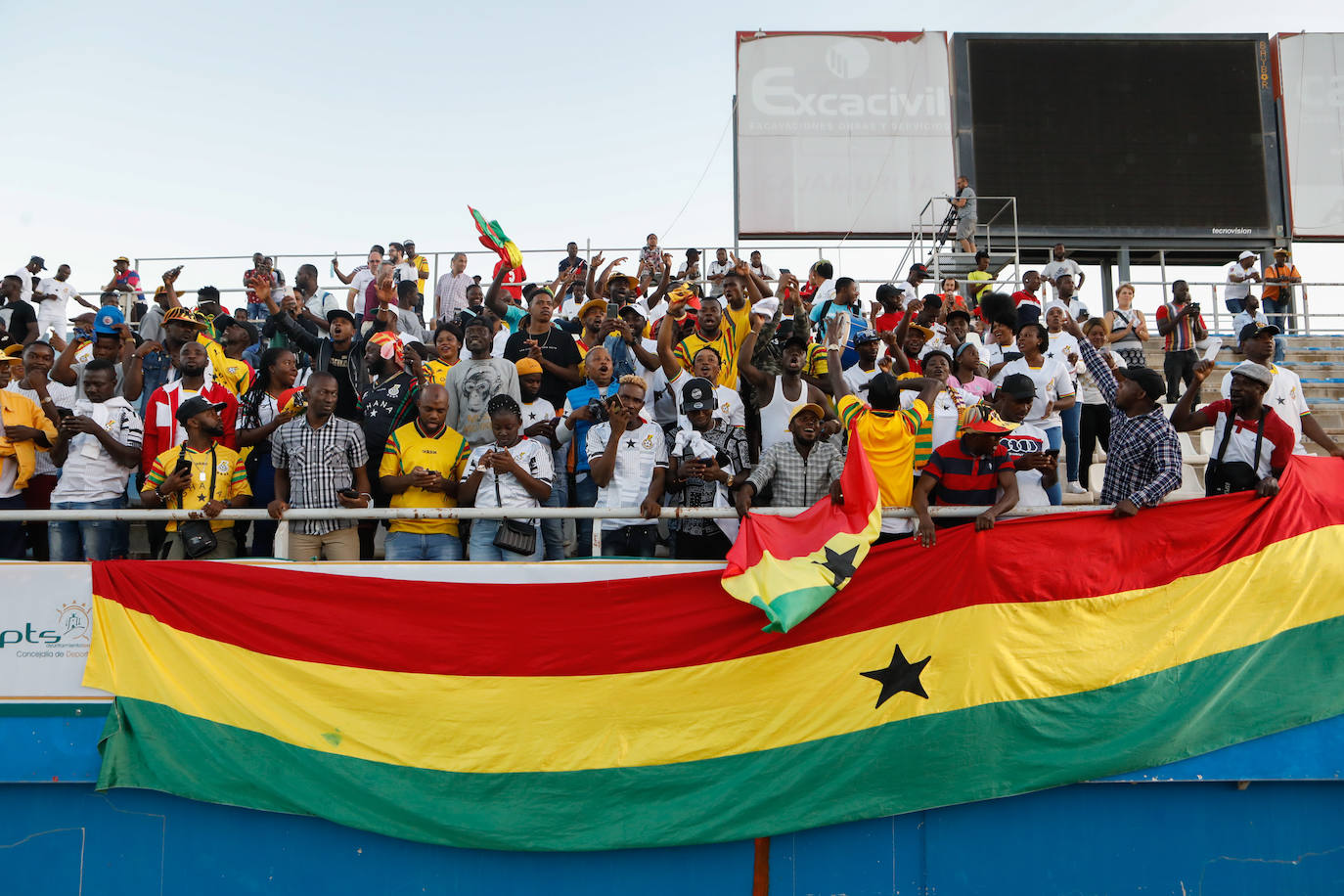 Fotos: Más de 3.000 personas disfrutan con el triunfo de Ghana sobre Nicaragua en Lorca