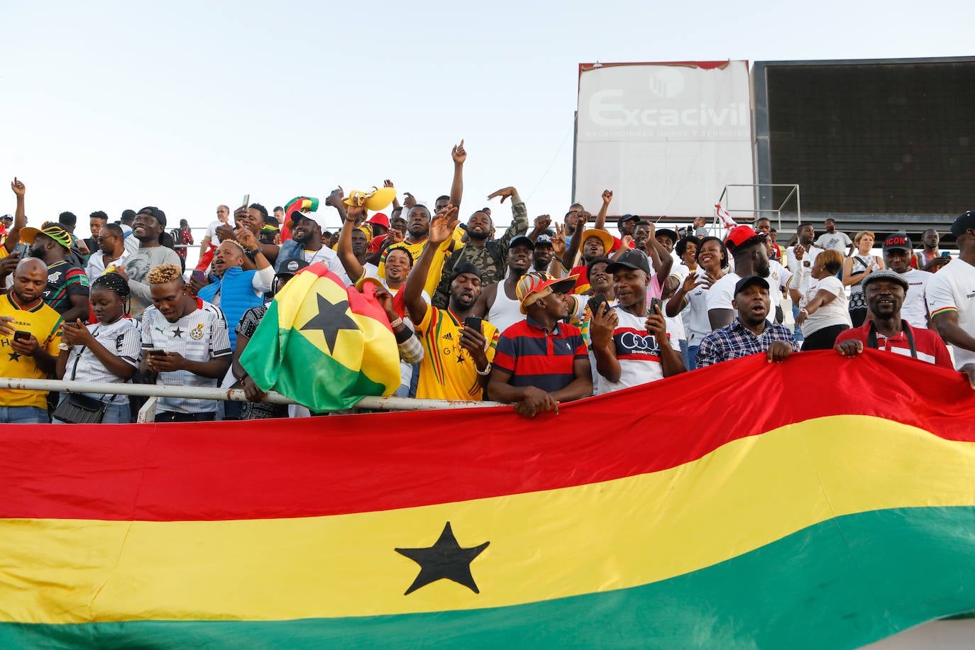 Fotos: Más de 3.000 personas disfrutan con el triunfo de Ghana sobre Nicaragua en Lorca