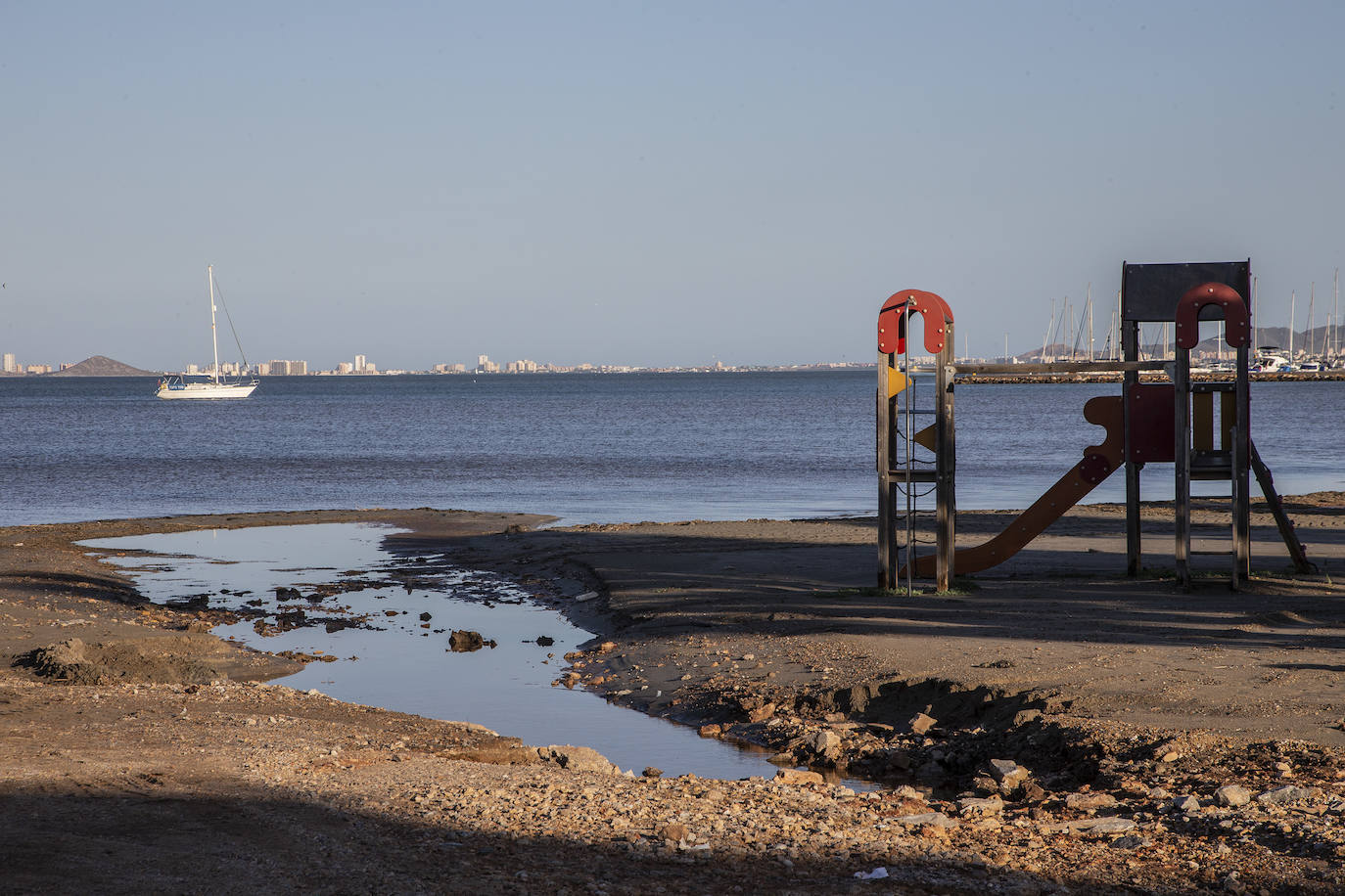 Fotos: Las intensas lluvias tiñen de marrón el Mar Menor