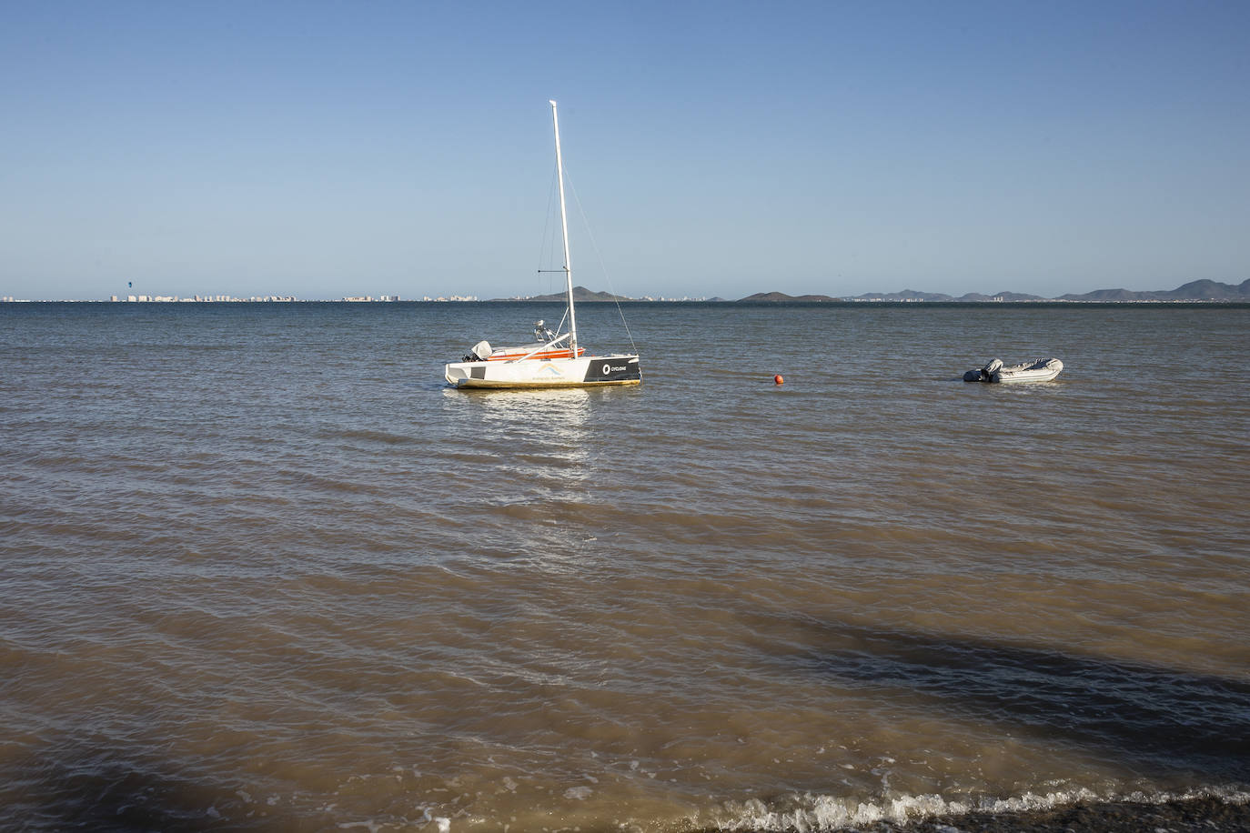 Fotos: Las intensas lluvias tiñen de marrón el Mar Menor