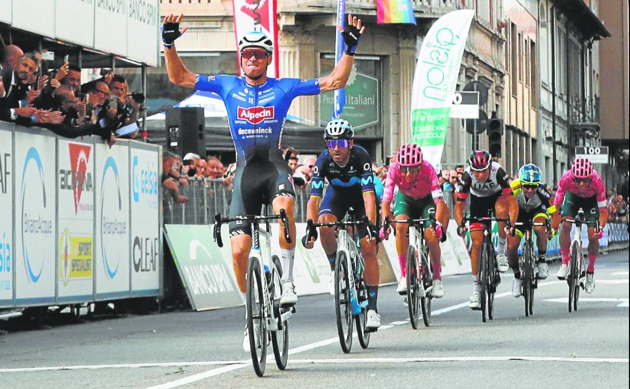 El neerlandés Sjoerd Bax cruza la meta por delante de Alejandro Valverde, en Lissone (Italia). 