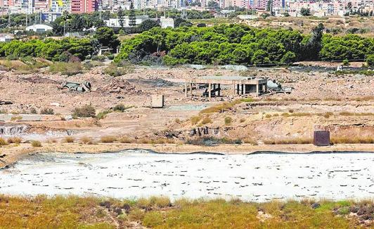 Residuos acumulados en los antiguos suelos de Zinsa, en Torreciega. 