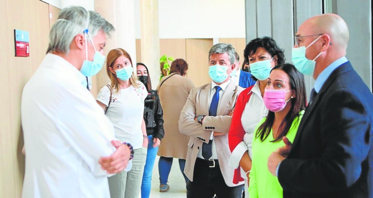 Ponce y Lajara (derecha), durante la visita al centro de salud mental. 