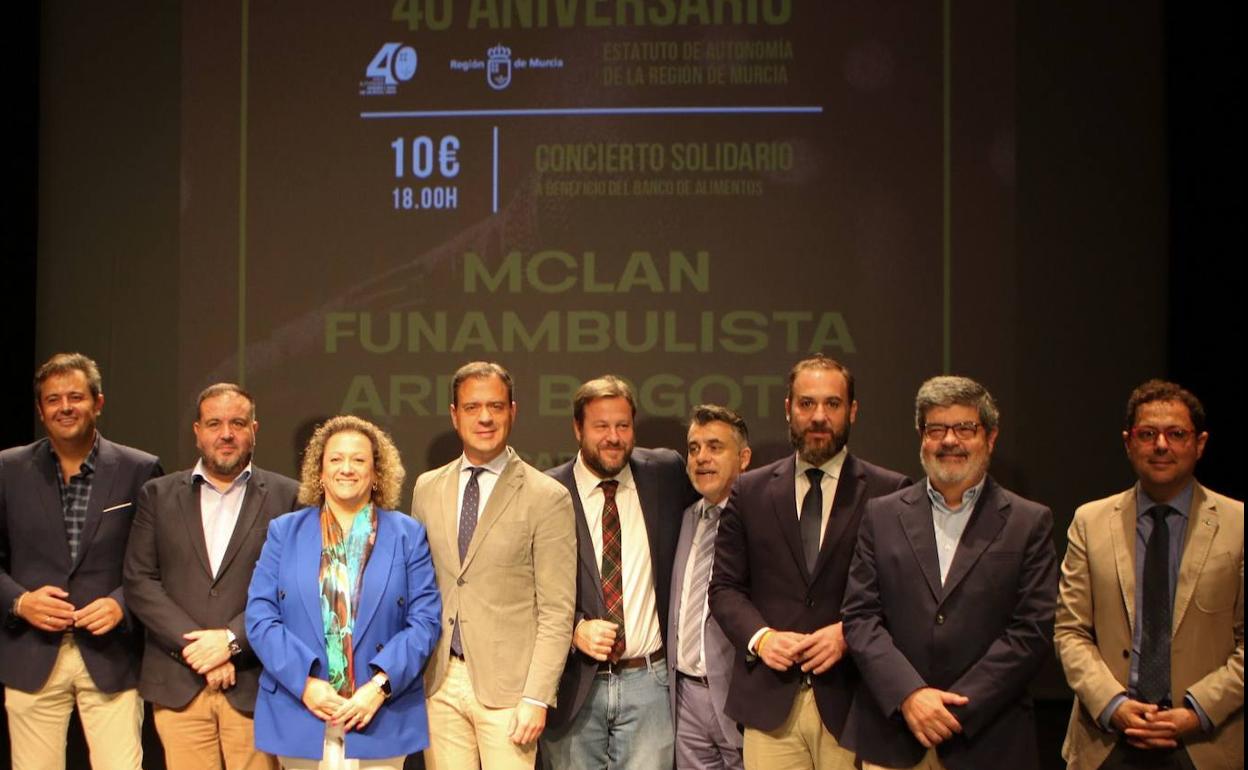 El consejero de Presidencia, Turismo, Cultura y Deportes, Marcos Ortuño, junto a organizadores y patrocinadores del concierto y el cartel anunciador del concierto.