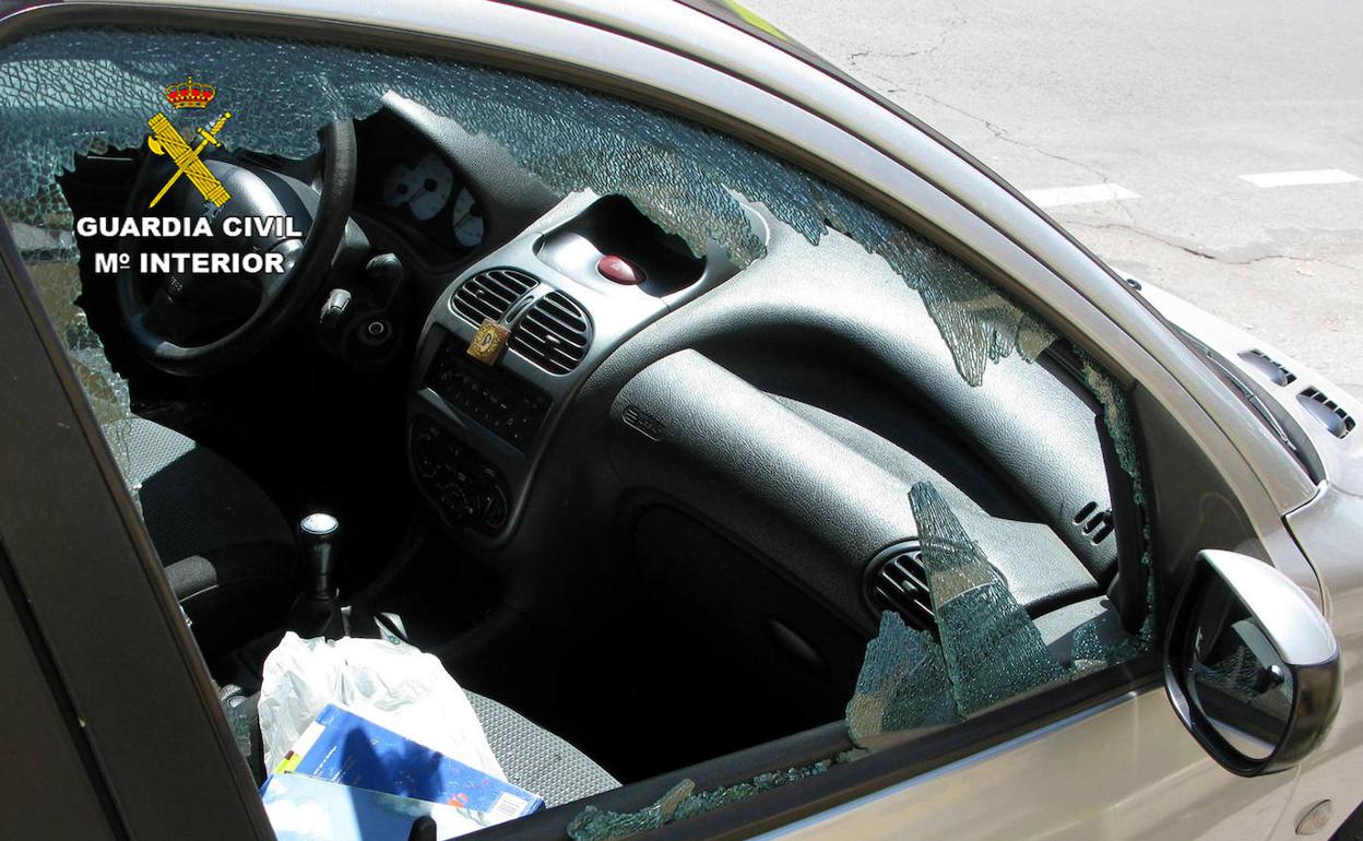 Imagen del interior de uno de los vehículos en los que se produjo el delito.