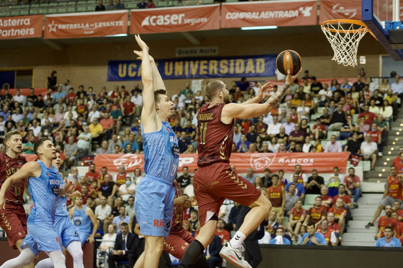 Fotos: Tropiezo en el debut del UCAM ante el Breogán