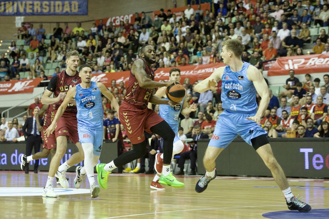 Fotos: Tropiezo en el debut del UCAM ante el Breogán