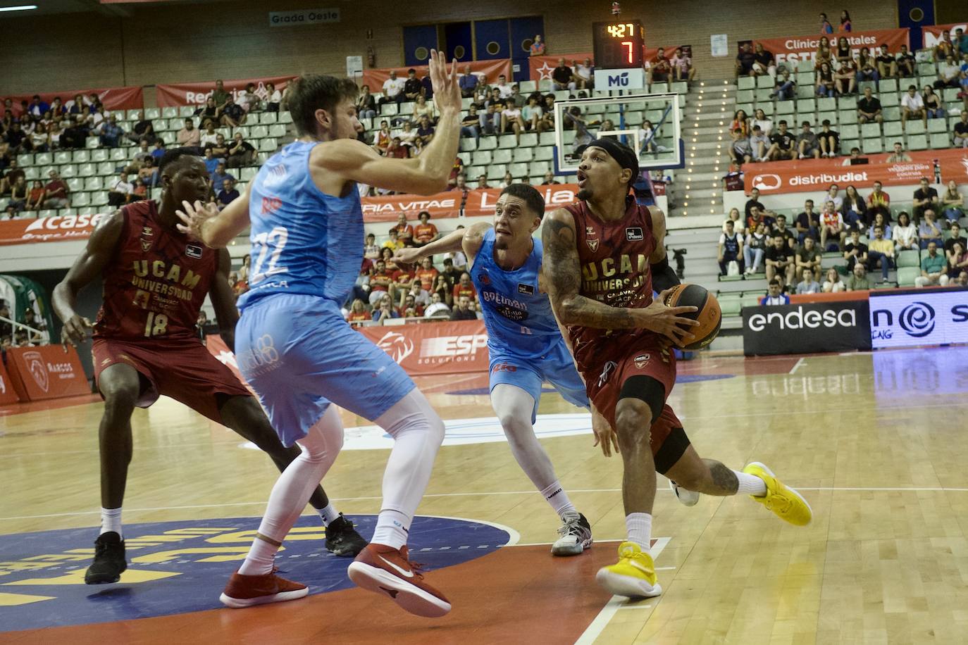 Fotos: Tropiezo en el debut del UCAM ante el Breogán