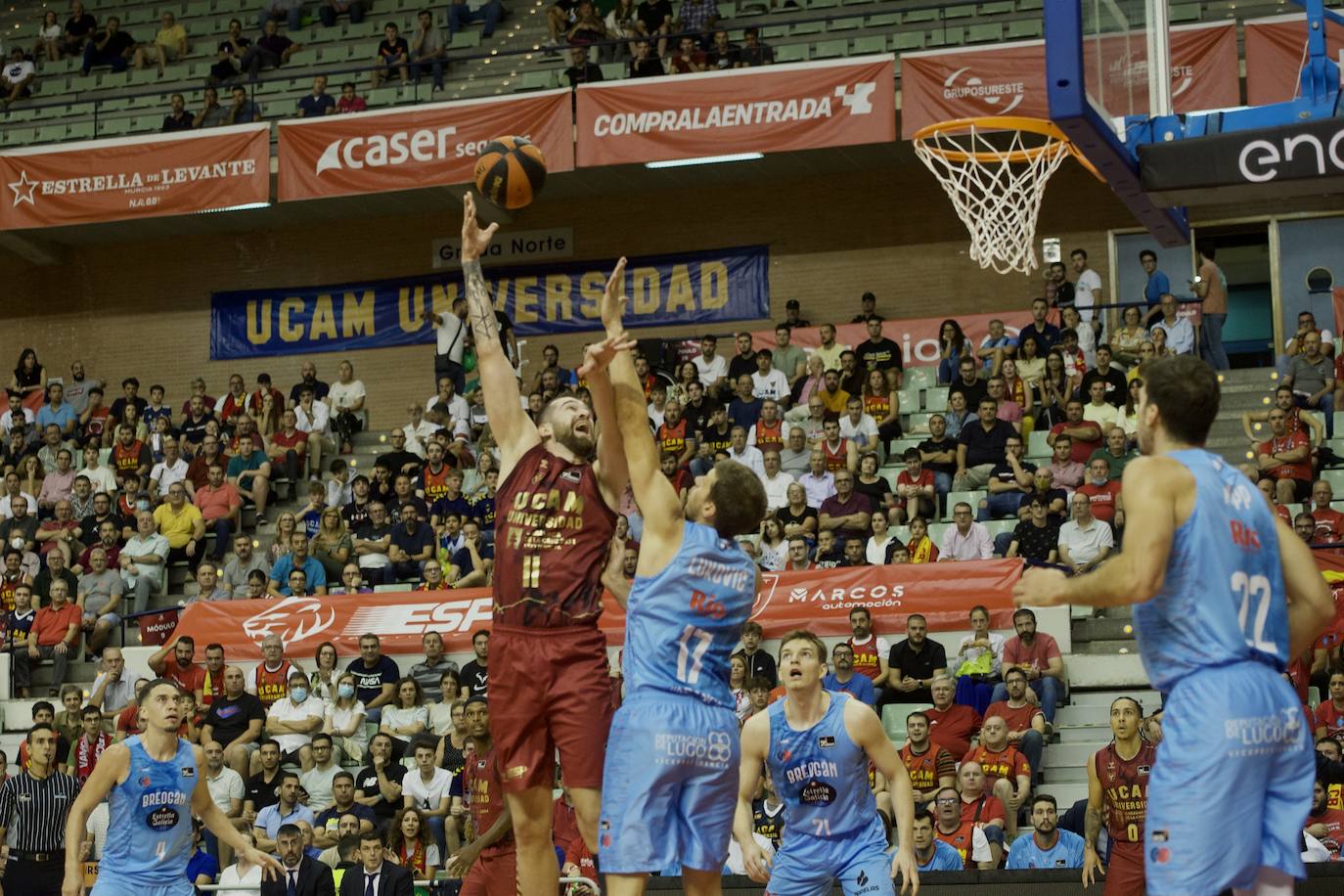 Fotos: Tropiezo en el debut del UCAM ante el Breogán