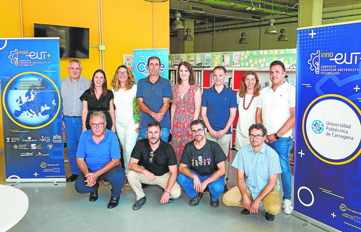 La profesora Antonia Madrid Guijarro (tercera por la izquierda, de pie), investigadora principal del proyecto Inno-Eut+ en la UPCT, con su equipo. 