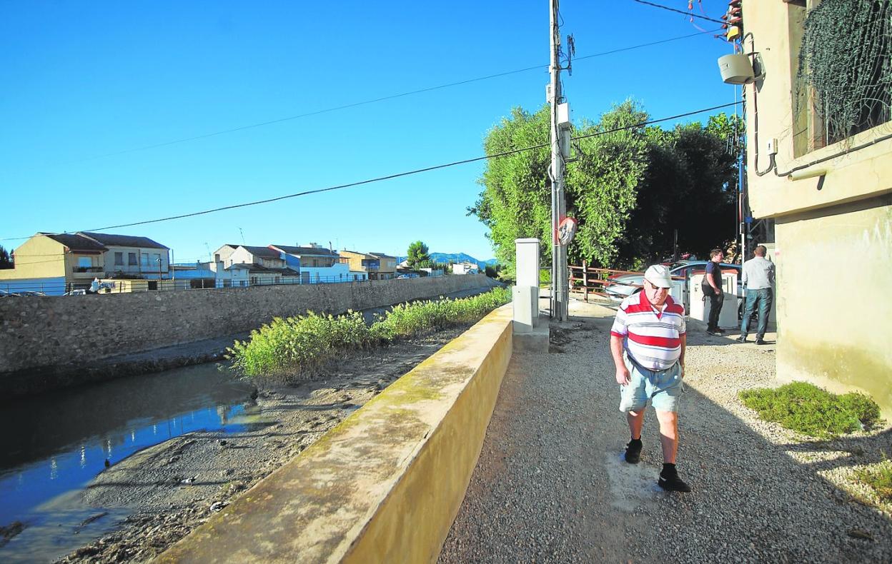 Un vecino pasea por La Basca (Beniel), a la altura del lugar donde se encontraba el puente que unía la zona con El Secano (El Raal). 