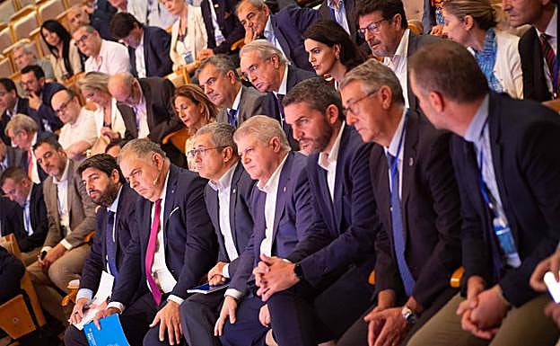 Autoridades y asistentes a la jornada celebrada este viernes en el Auditorio, que tuvo una gran respuesta de público. 