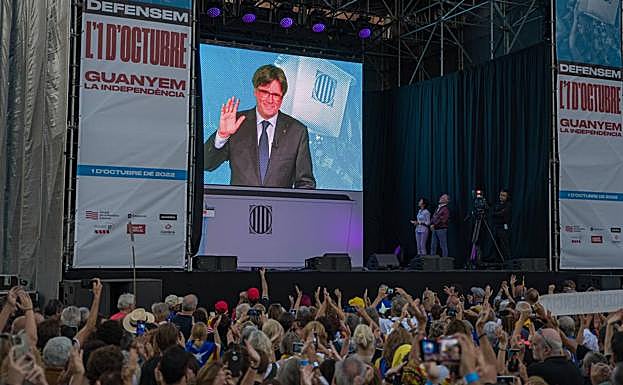 El expresidente de la Generalitat, Carles Puigdemont, durante la manifestación para conmemorar el 5º Aniversario del referéndum ilegal de autodeterminación. 