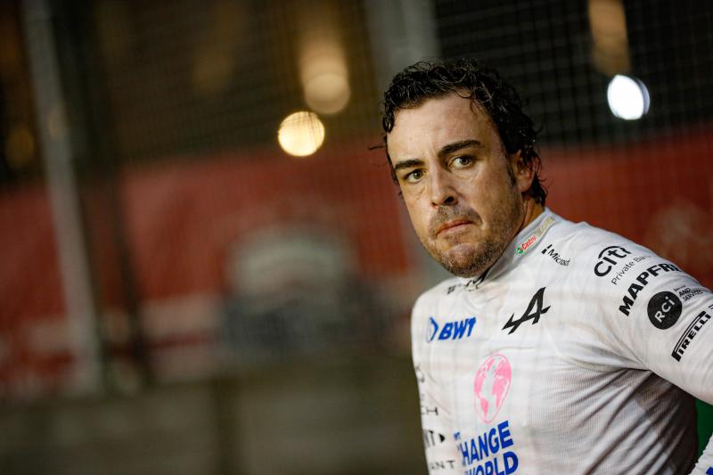 Fernando Alonso fuera del monoplaza durante el GP de Singapur