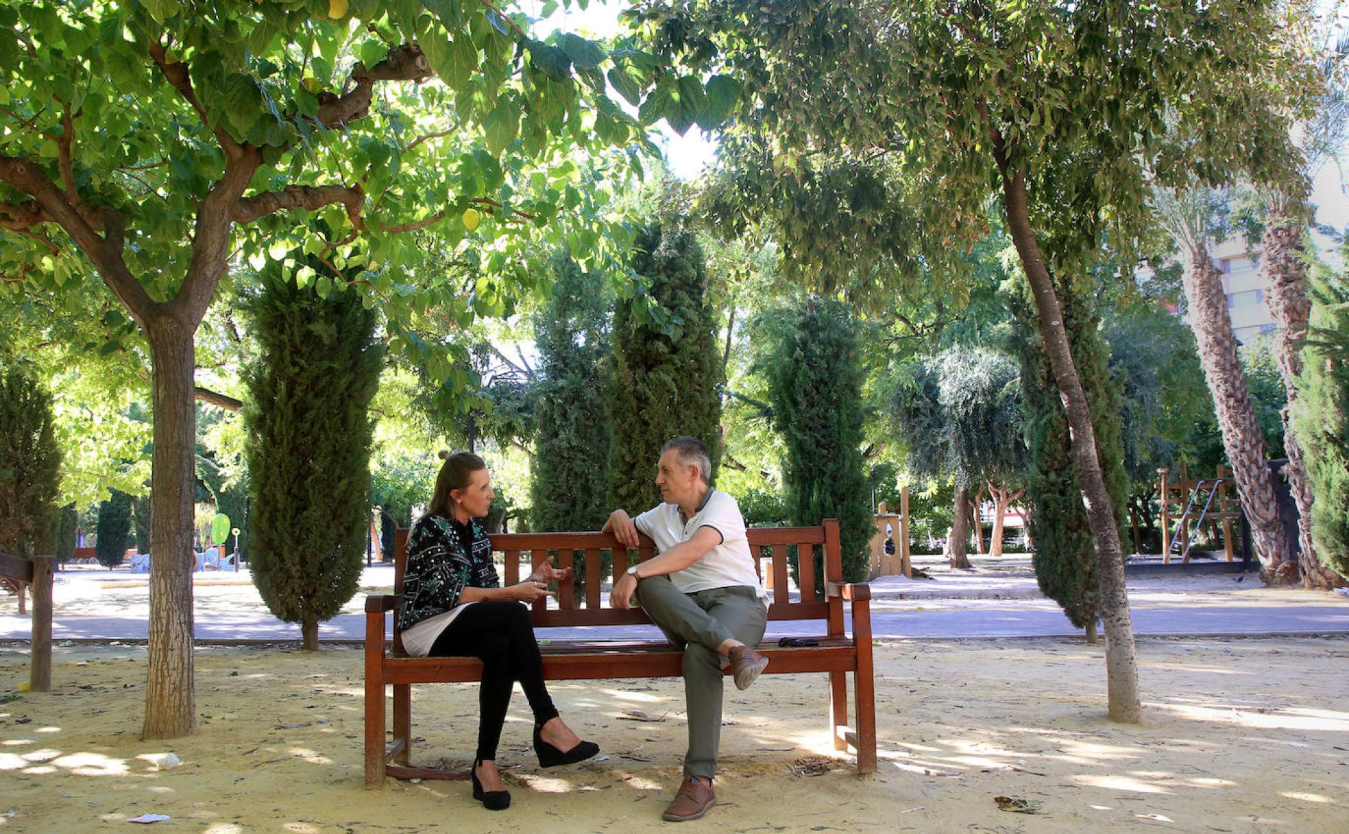 El psicólogo Pedro Jara charla con la comunicadora Belén Unzurrunzaga, esta semana en Murcia.