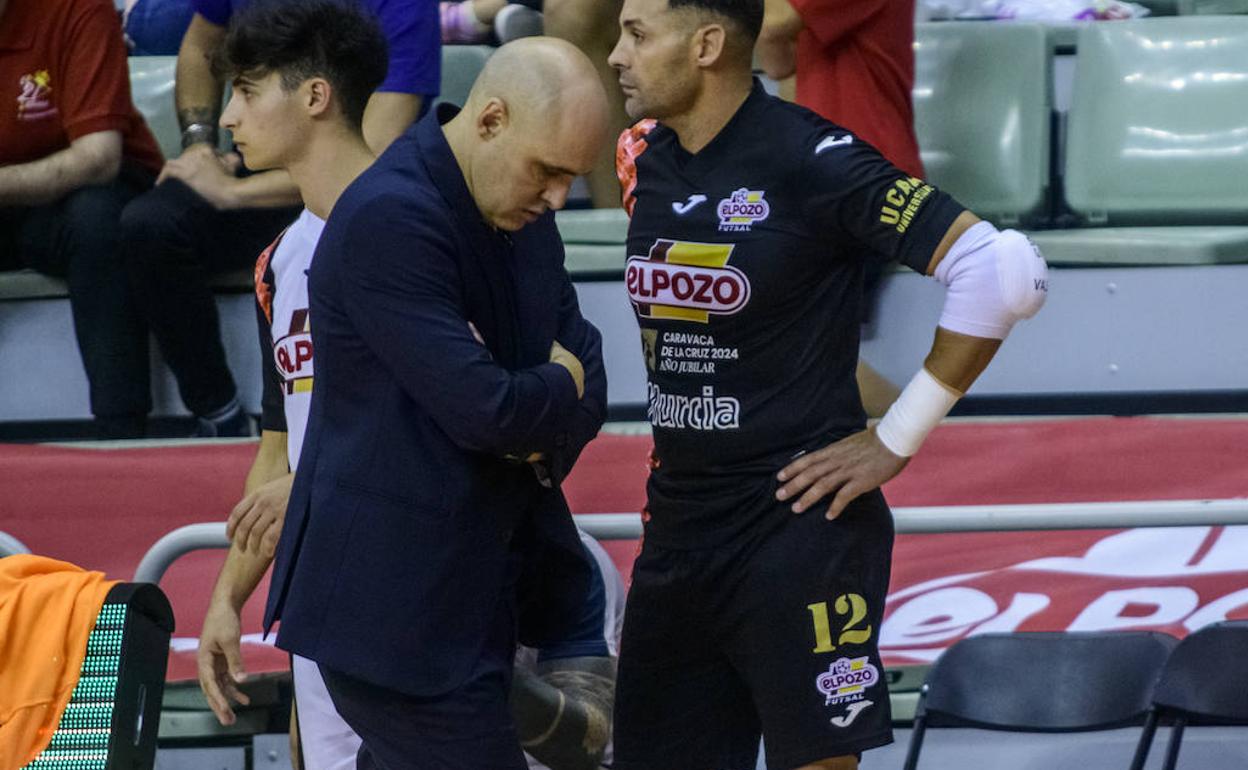 Javi Rodríguez, entrenador de ElPozo, cabizbajo en un momento del partido de este domingo.