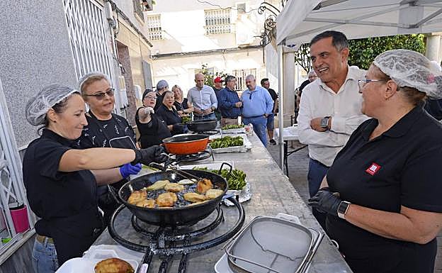 El alcalde de Murcia, José Antonio Serrano, junto a varias cocineras encargadas de los paparajotes.