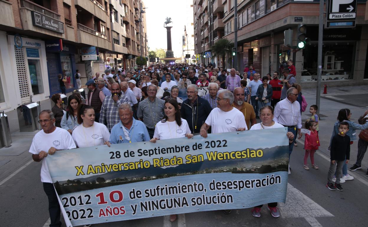 Los manifestantes durante su recorrido por la avenida Juan Carlos I. 