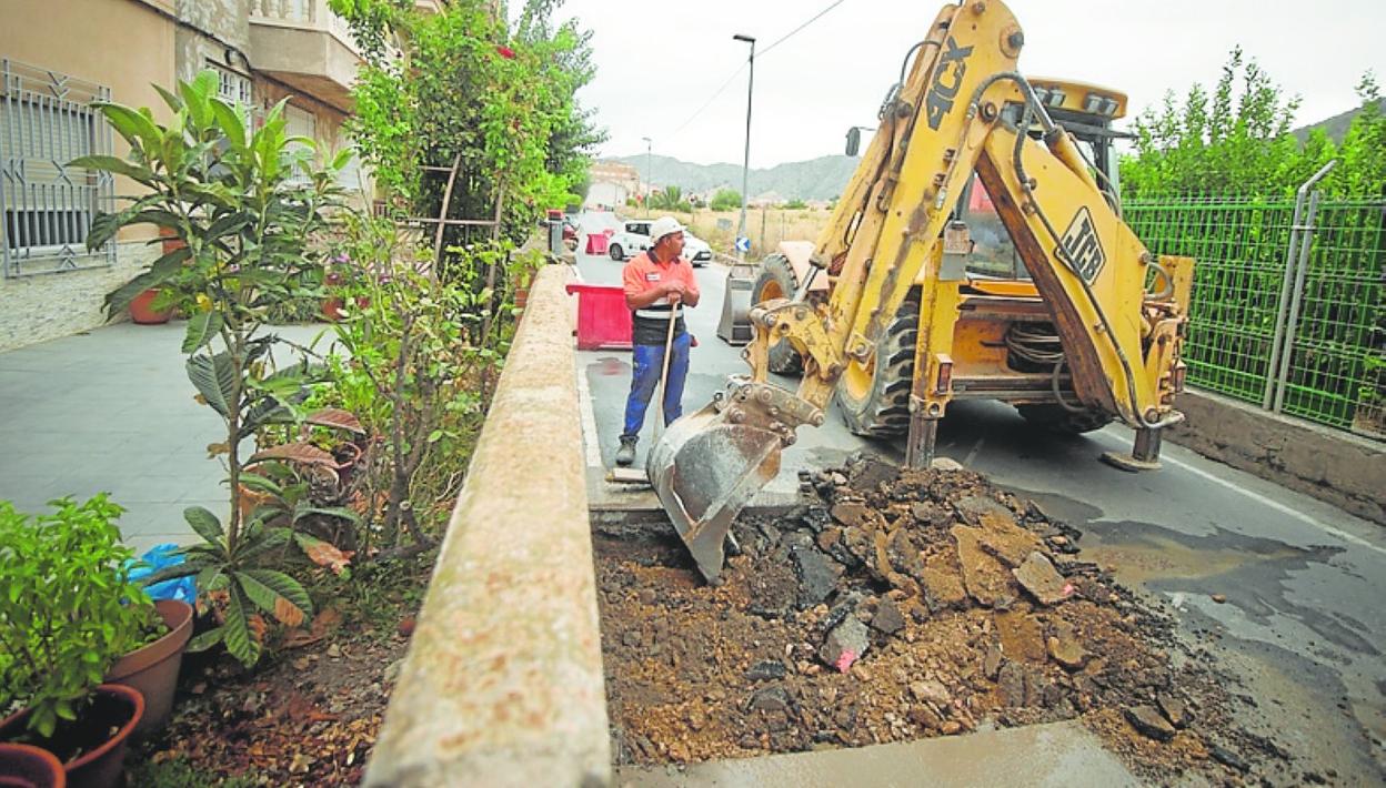 Obras para un nuevo imbornal en Los Garres. 