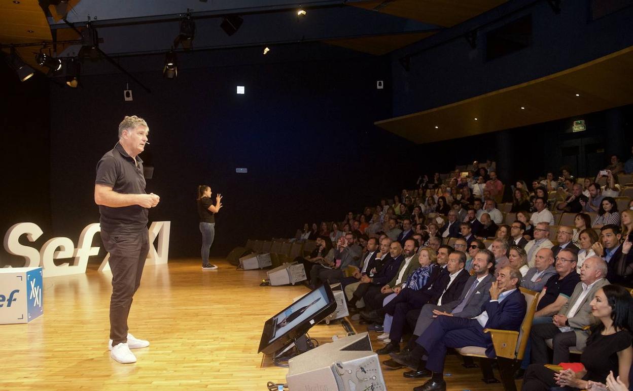 Toni Nadal se dirige a los asistentes a las jornadas