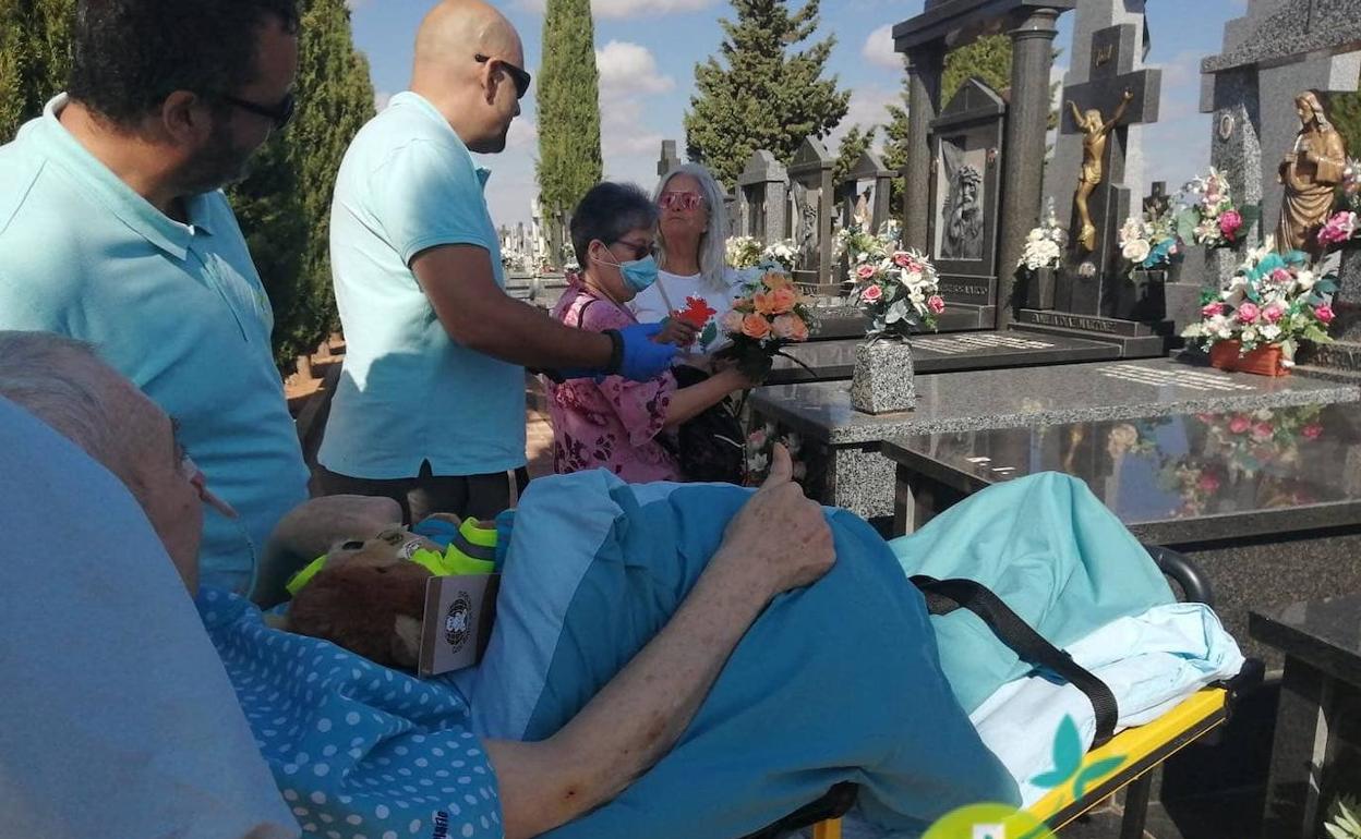 José visita el panteón, junto con los voluntarios. 