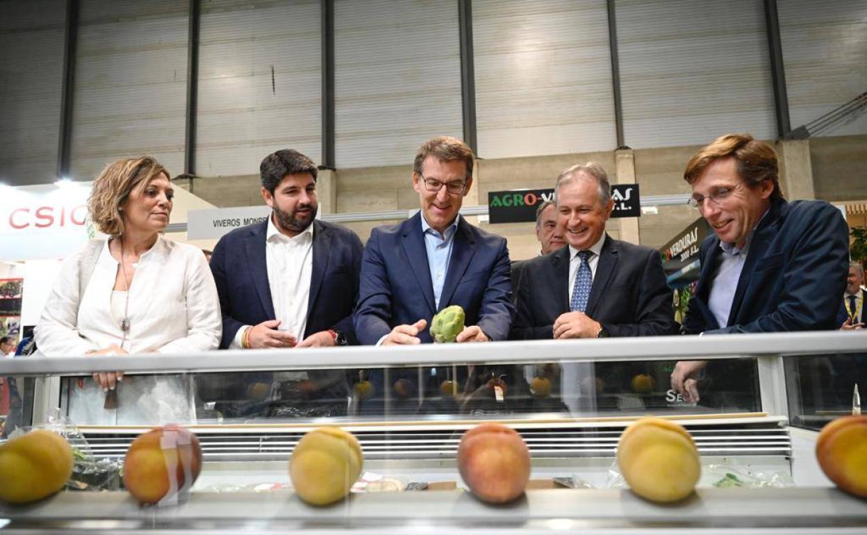 Fernando López Miras junto a Núñez Feijóo y Almeida en la feria hortofrutícola celebrada en Madrid. 