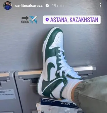 Carlos Alcaraz subió una foto en el avión rumbo a Kazajistán.