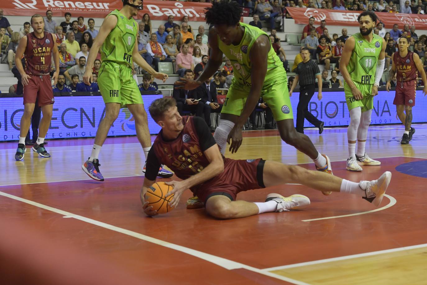 Fotos: El UCAM vence al Tofas (75-72)