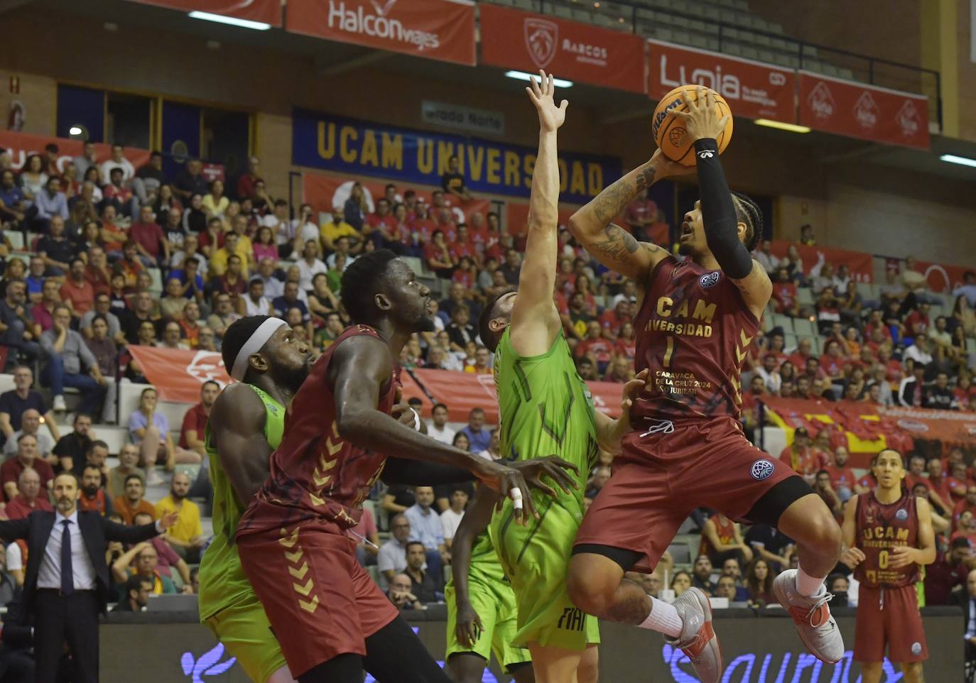 Fotos: El UCAM vence al Tofas (75-72)