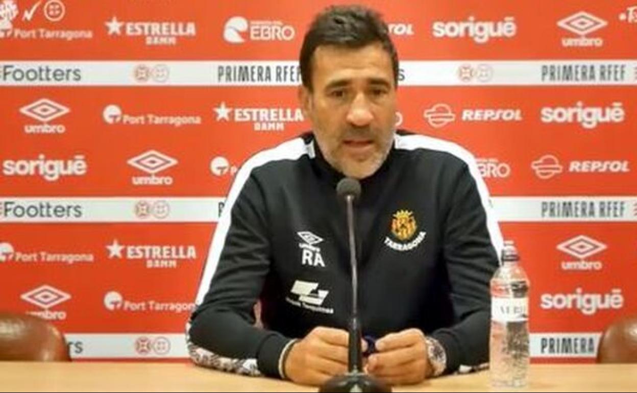 Raúl Agné, en una rueda de prensa con el Nástic. 